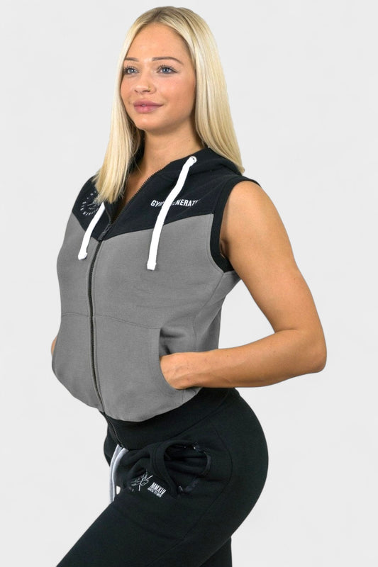 Ärmelloser Fitness Hoodie Damen – Gym Generation Sport Hoodie mit Kontrast-Kapuze, Eingrifftaschen und inspirierendem Rückenprint für einen modernen Look.