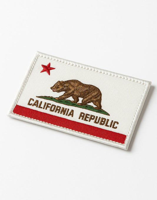 Ikonischer Kalifornien Grizzly Patch – inspiriert von der California Republic Flagge. Besticktes Abzeichen mit Klettverschluss, Symbol für Freiheit, Abenteuer & USA Lifestyle. Perfekt für Backpack, Biker-Jacke oder Festival-Outfit.