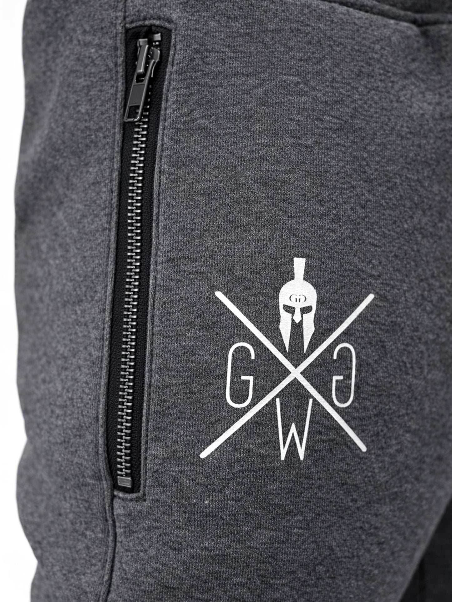 Cargo Trainerhose Herren Dunkelgrau von Gym Generation – Detailansicht der Reissverschlusstasche mit robustem Material und dezentem Markenlogo