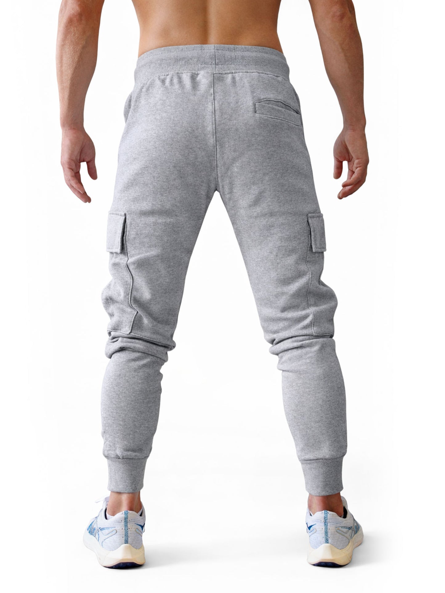 Graue Cargo Trainerhose für Herren von Gym Generation – Rückansicht mit elastischem Bund, Gesässtasche und sportlicher Trainingspassform