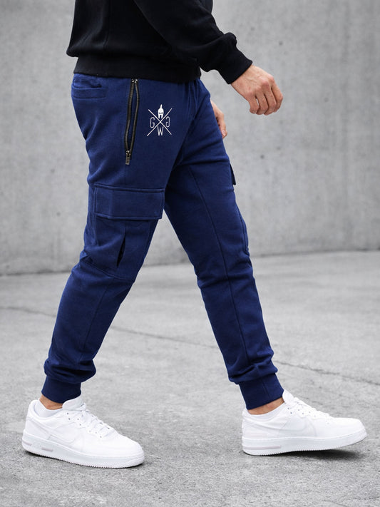 Herren Cargo Hose Navy Blau – Gym Generation Trainingshose mit sportlichem Design, elastischer Passform und fünf funktionalen Taschen für Alltag und Fitness.