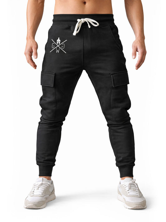 Schwarze Cargo Trainerhose Herren von Gym Generation mit dezentem Spartaner-Logo für athletischen Look.