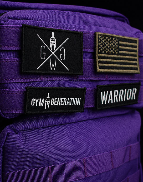 Retro Purple Adventure Rucksack – 45L Fitness- und Reise-Rucksack von Gym Generation, stylisch und robust, mit Spartaner-Patch und USA Flagge Patch.