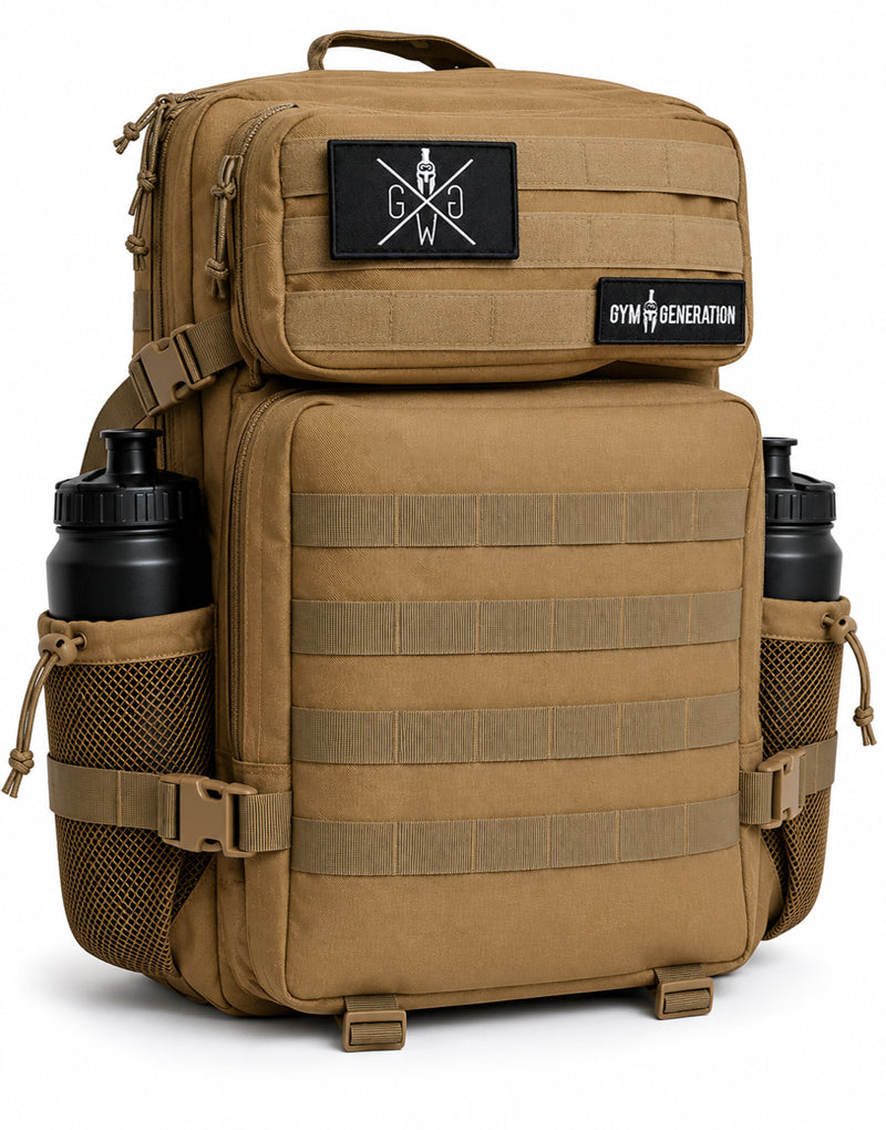 Fitness Rucksack Adventurer Sahara Beige 45 Liter mit zwei seitlichen Flaschenhaltern, MOLLE-Front und Spartaner-Logo-Patch, seitliche Ansicht
