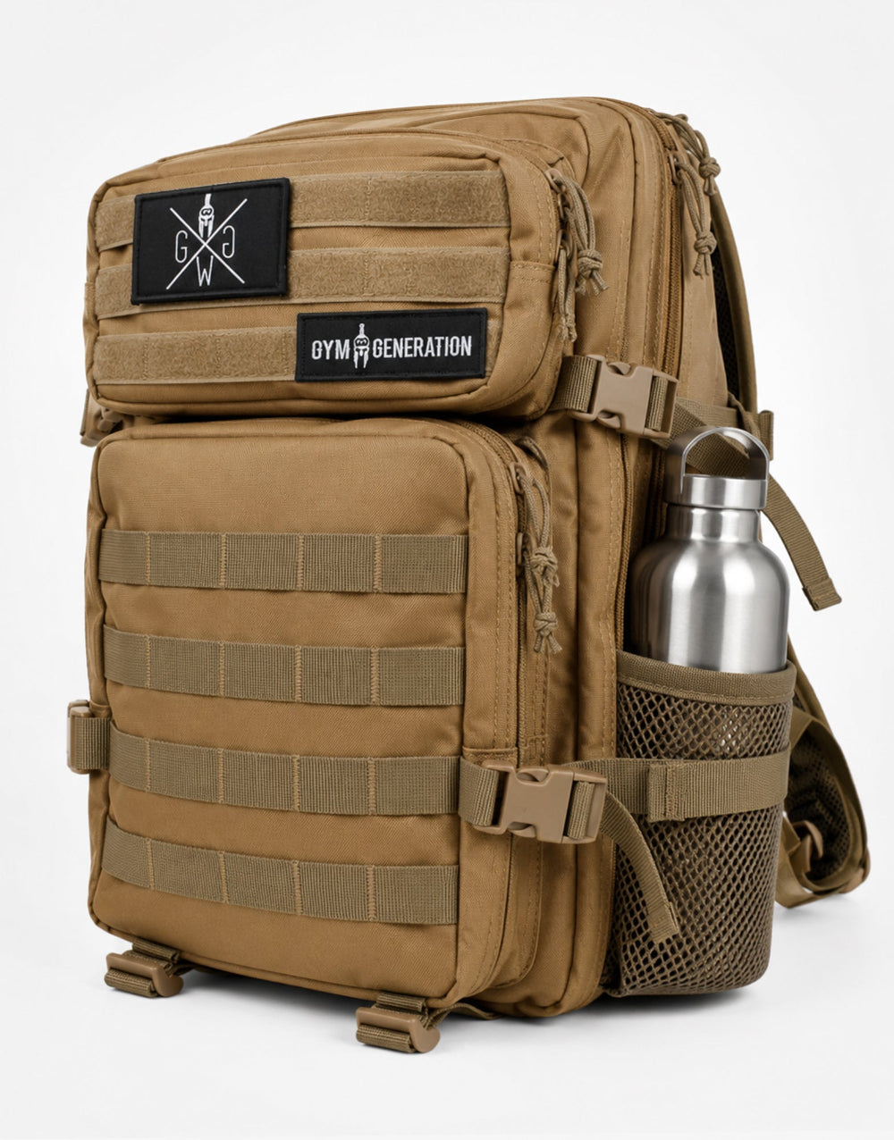 Fitness Rucksack Adventurer in Sahara Beige von Gym Generation, Dreiviertelansicht mit MOLLE-Gurtband, seitlicher Mesh-Flaschentasche mit Edelstahlflasche und Spartaner-Logo-Patch