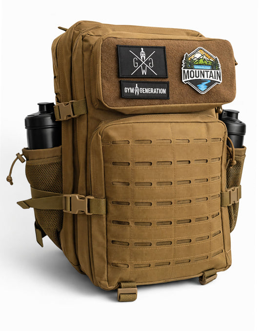 Beiger Fitness-Rucksack von Gym Generation mit 45 L Volumen, schräge Frontansicht mit Klettfläche und angebrachten Patches sowie seitlichen Flaschenhaltern.