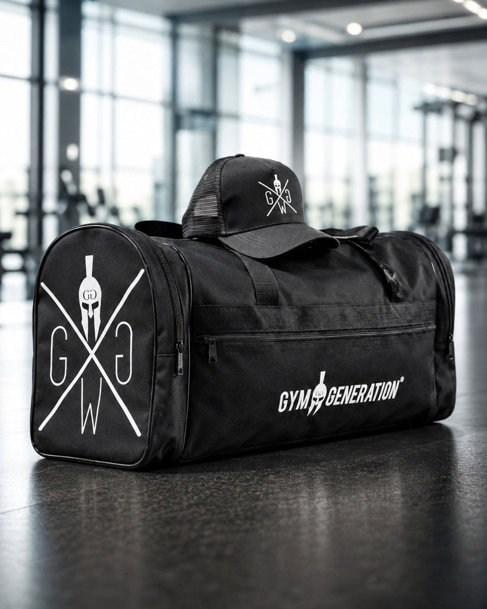 Gym Sporttasche in Schwarz mit 65 Litern im Fitnessstudio abgestellt, mit Gym Generation Cap auf der Tasche