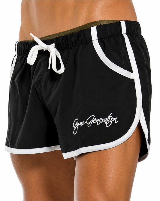 Hochwertige schwarze Gym Shorts von Gym Generation mit innovativem Netzstoff-Innenfutter, perfekt für Training und Strand