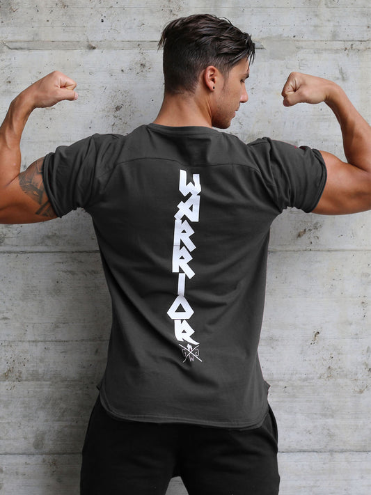Dunkelgraues Warrior Gym T-Shirt – hochwertiges Herren-Shirt aus 100% Baumwolle mit minimalistischer Front und auffälligem Rückenprint, perfekt für Fitness und Alltag.