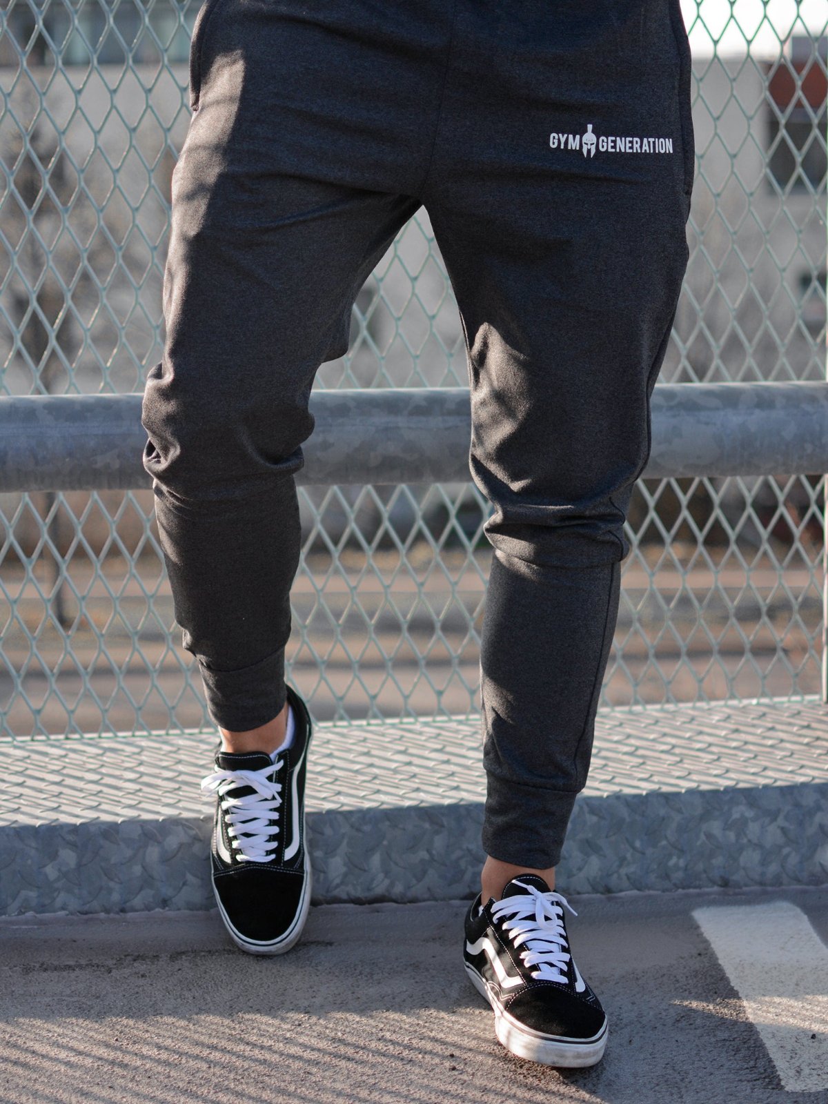 Gym Sporthose Dunkelgrau für Herren – Moderne Trainingshose mit elastischem Bund, schmaler Passform und feuchtigkeitsableitendem Material für optimale Performance.