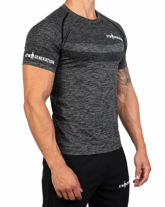 Schwarzes Seamless Sportshirt für Herren schräg von vorne, eng anliegend mit Wabenstrick an Brust und Flanke und Schriftzug in Weiss am Ärmel