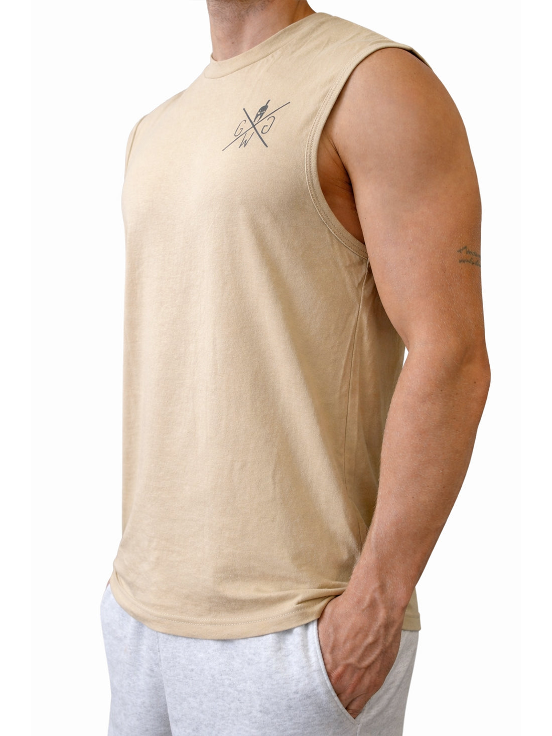 Off-White Herren Gym Tank Top mit kleinem Brustlogo von Gym Generation in schräger Frontansicht