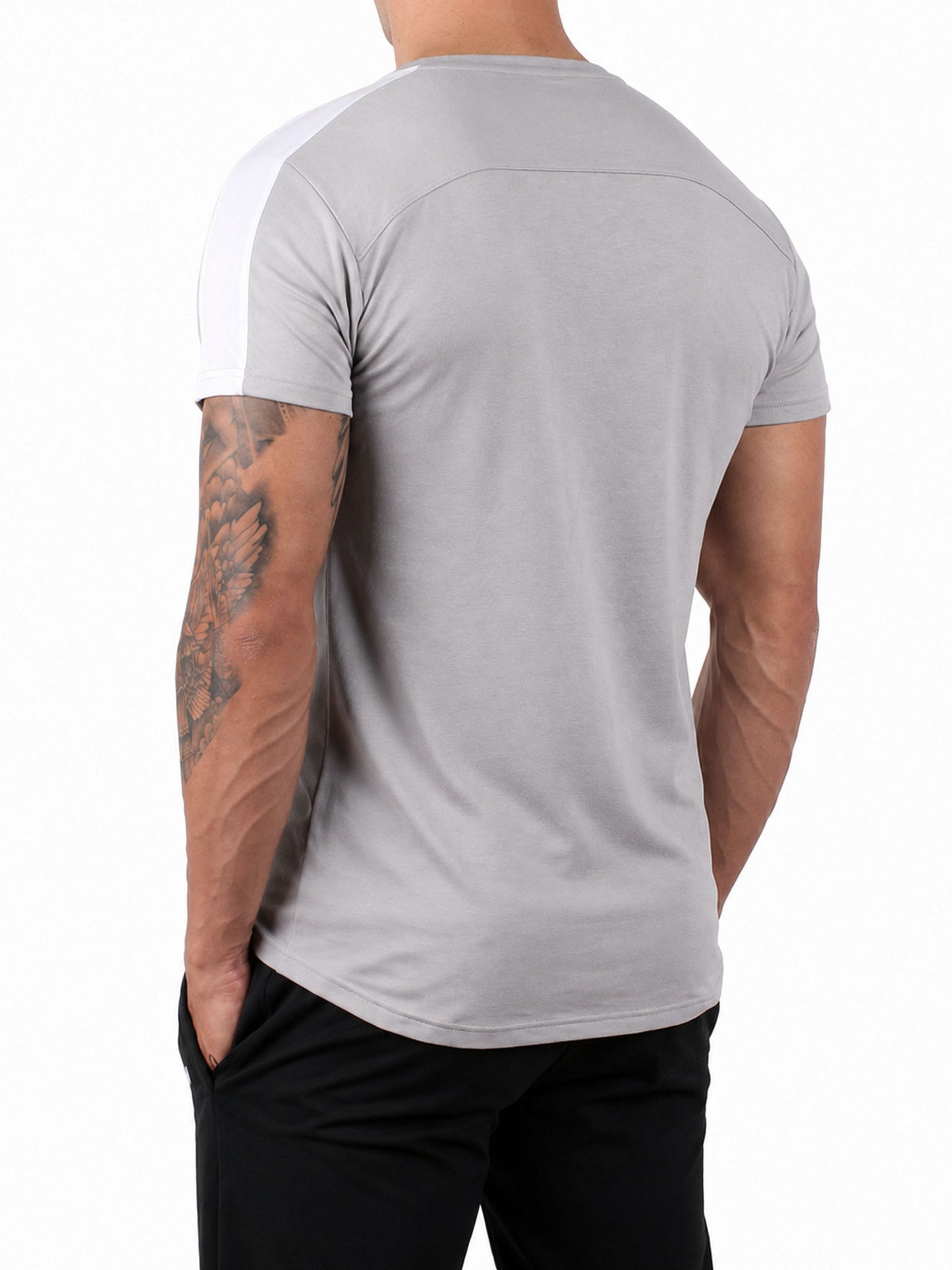 Graues Fitness Shirt Herren von Gym Generation in Rücken-Winkelansicht, athletic Fit mit weissem Schulterstreifen und abgerundetem Saum