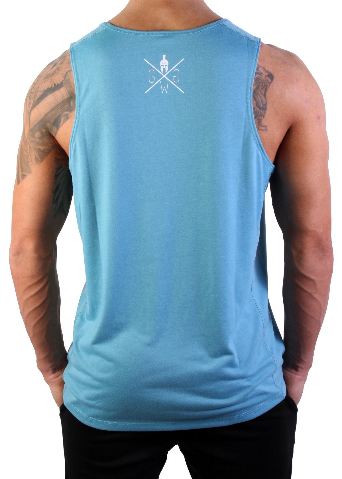 Vue de dos du débardeur de sport bleu azur en polyester avec logo dans la nuque