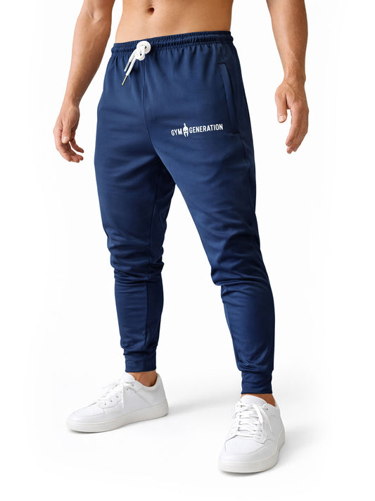 Schrägansicht der navyblauen Gym Hose für Herren von Gym Generation – mit seitlicher Eingrifftasche, Logo und schmalem Beinverlauf