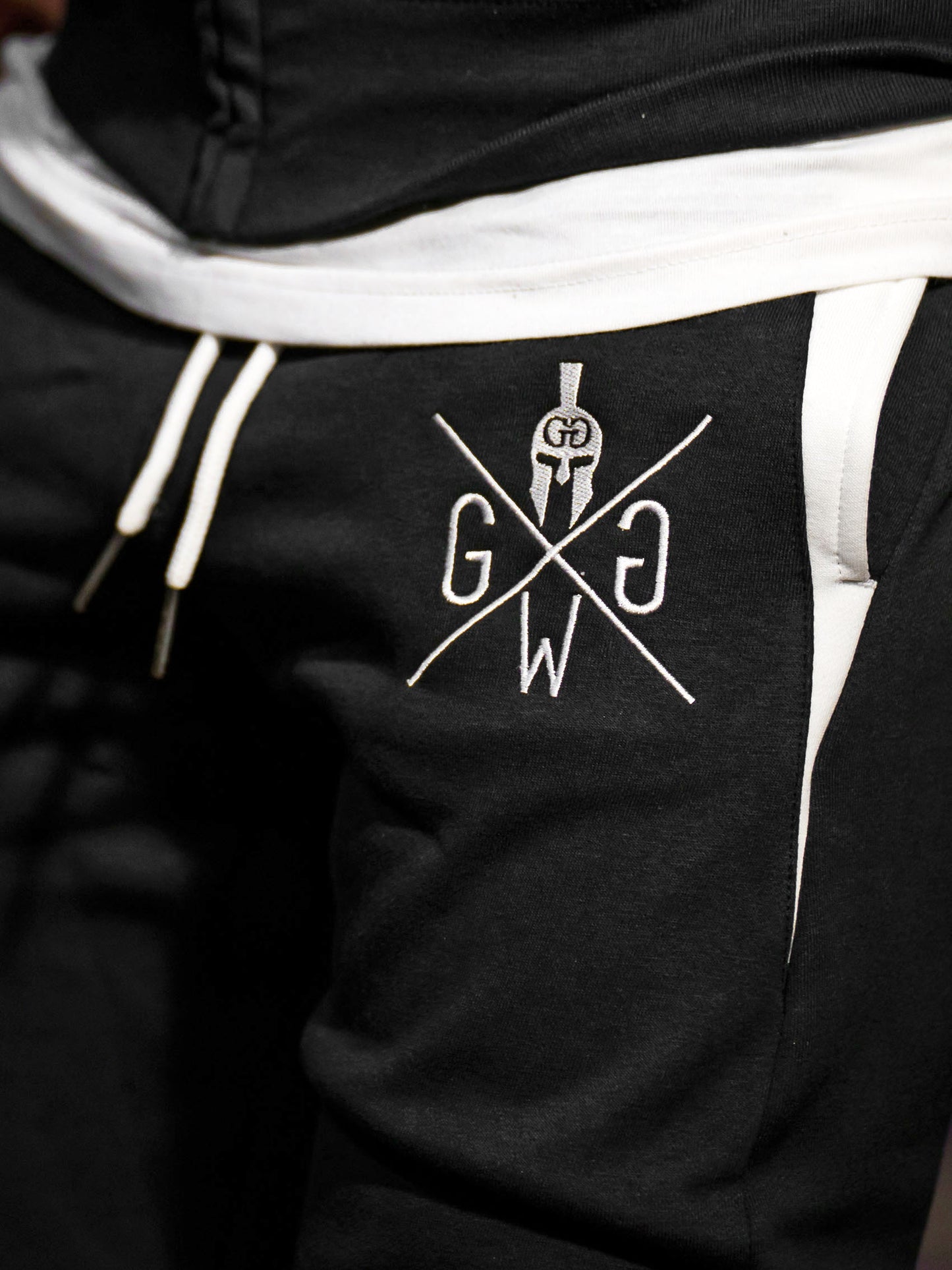 Schwarze Jogginghose für Herren – funktionales und stilvolles Design aus hochwertigen Materialien, perfekt für Training, Laufen und Entspannung.