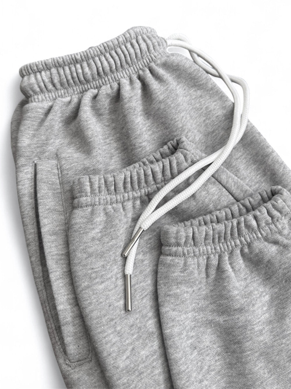 Graue Jogginghose Herren mit lockerem Baggy Fit, weichem French Terry und edlem Logo-Stick. Die Rest Day Joggers sind dein Go-to für Gym & Streetwear.