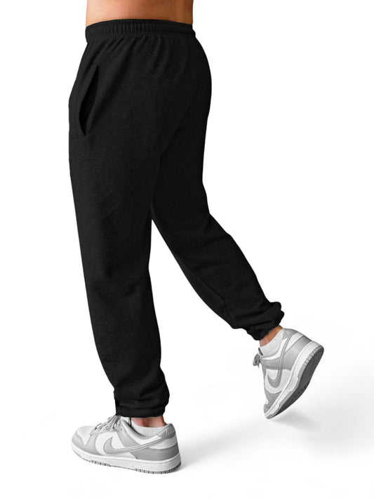 Schwarze Sweatpants Herren mit gravierten Metallkappen, Logo-Stick und perfektem Fit. Rest Day Joggers sind gemacht für Training und Relax.