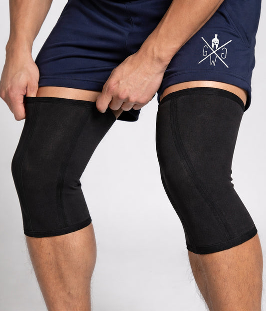 Mann trägt Knee Sleeves an beiden Knien, Kniestützen aus 7 mm Neopren für Kniebeugen und Fitness