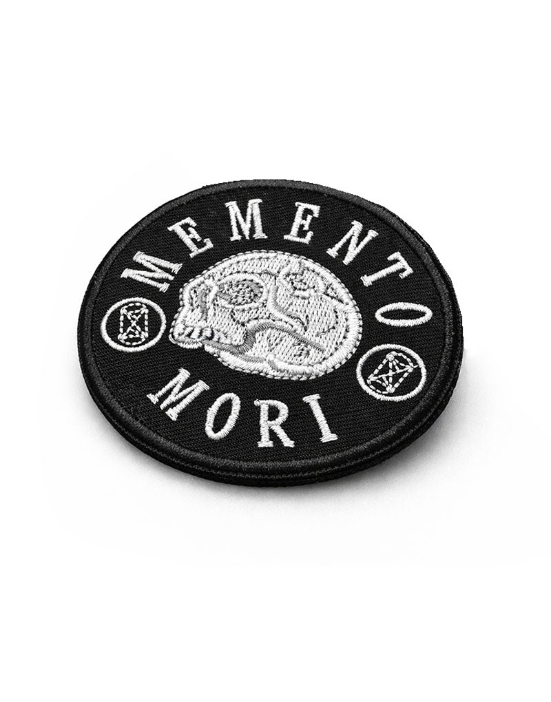 Memento Mori Patch in Schrägansicht – gestickter Klettpatch mit Schädelmotiv für Gym und Tactical Gear