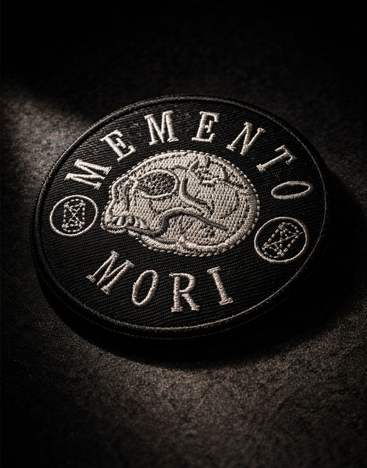 Memento Mori Patch mit Schädelmotiv in dunkler Lichtstimmung – symbolischer Klettpatch für Fokus, Disziplin und mentale Stärke