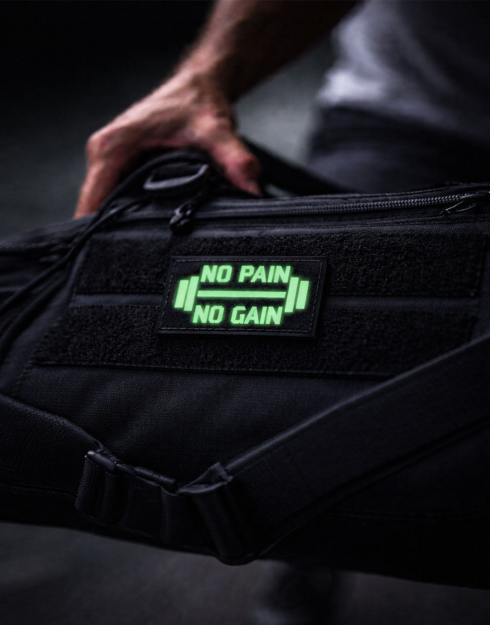 No Pain No Gain Glow Patch auf Gym Rucksack – leuchtendes Fitness Patch mit Klettverschluss von Gym Generation