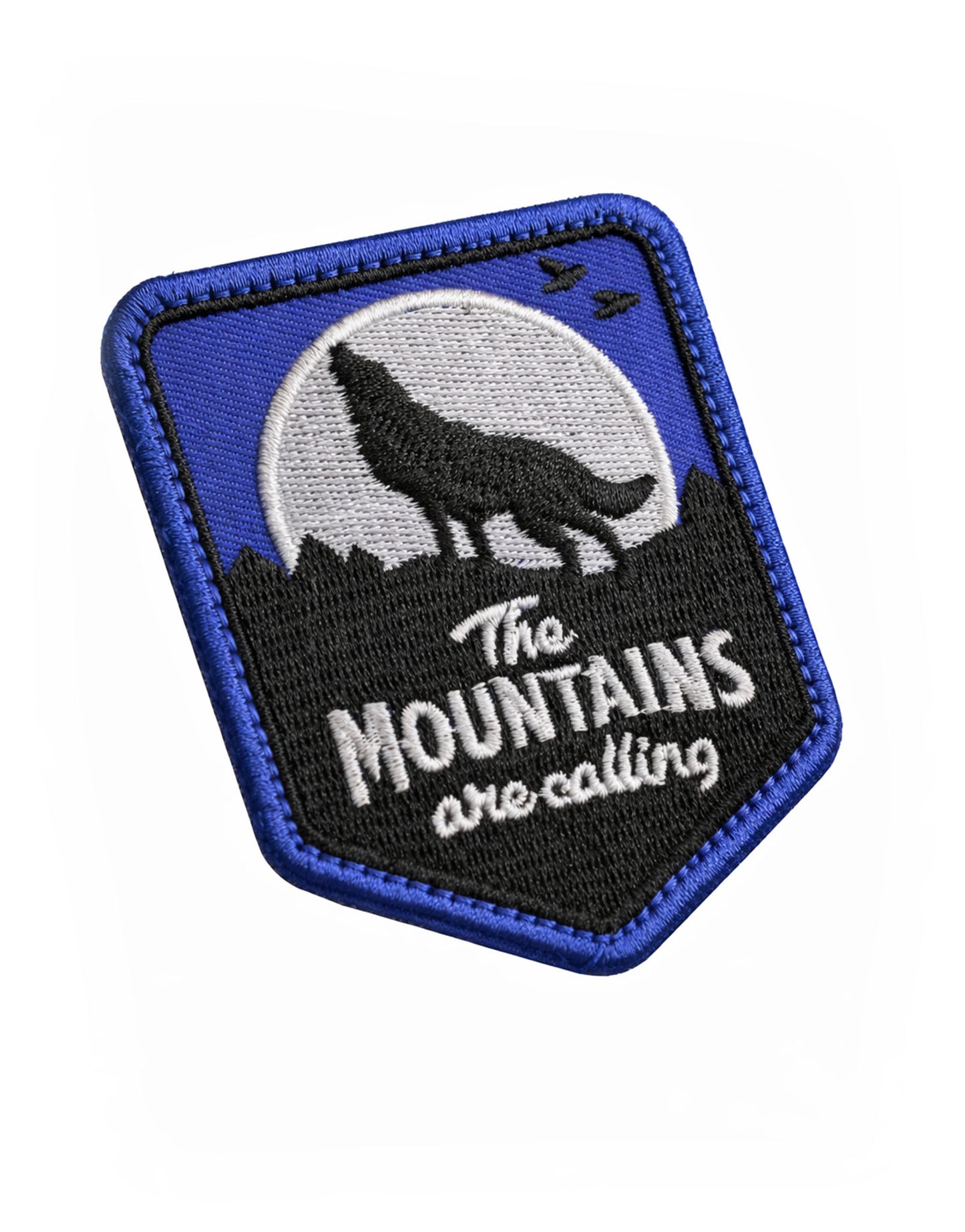 The Mountains Are Calling Patch mit Wolf Motiv – gestickter Outdoor Klettpatch für Wandern, Trekking und Abenteuer