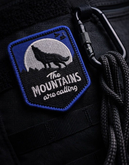 The Mountains Are Calling Patch mit Wolf Motiv – hochwertiger Outdoor Klettpatch für Hiking und Travel Gear