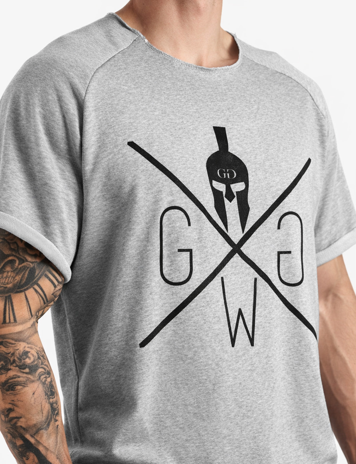 Detailansicht vom grauen Gym T-Shirt für Herren mit großem Gym Generation Frontlogo und lässigem Oversized Schnitt