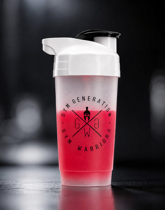 Protein Shaker Transparent 700 ml mit rotem Pre-Workout Drink, weisser Deckel mit schwarzem Klappverschluss, Gym Generation