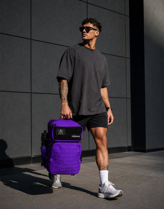 `Gym Generation Fitness Rucksack Explorer Retro Purple, von Athlet Outdoor getragen mit Laser-Cut-MOLLE, Patches und urbanem Gym Backpack Design`