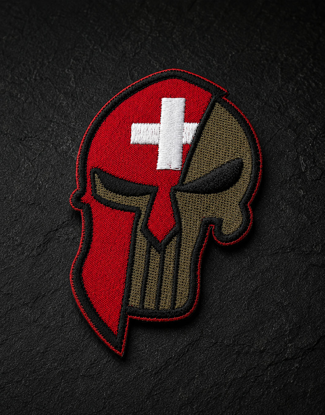 Swiss Warrior Patch – hochwertiger Stick-Aufnäher mit Skull im Spartanerhelm, Klett-Rückseite, robust und wetterfest