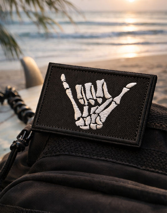 Shaka Hand Patch auf Rucksack am Strand – Hang Loose Symbol für Lifestyle, Freiheit und Gym Generation