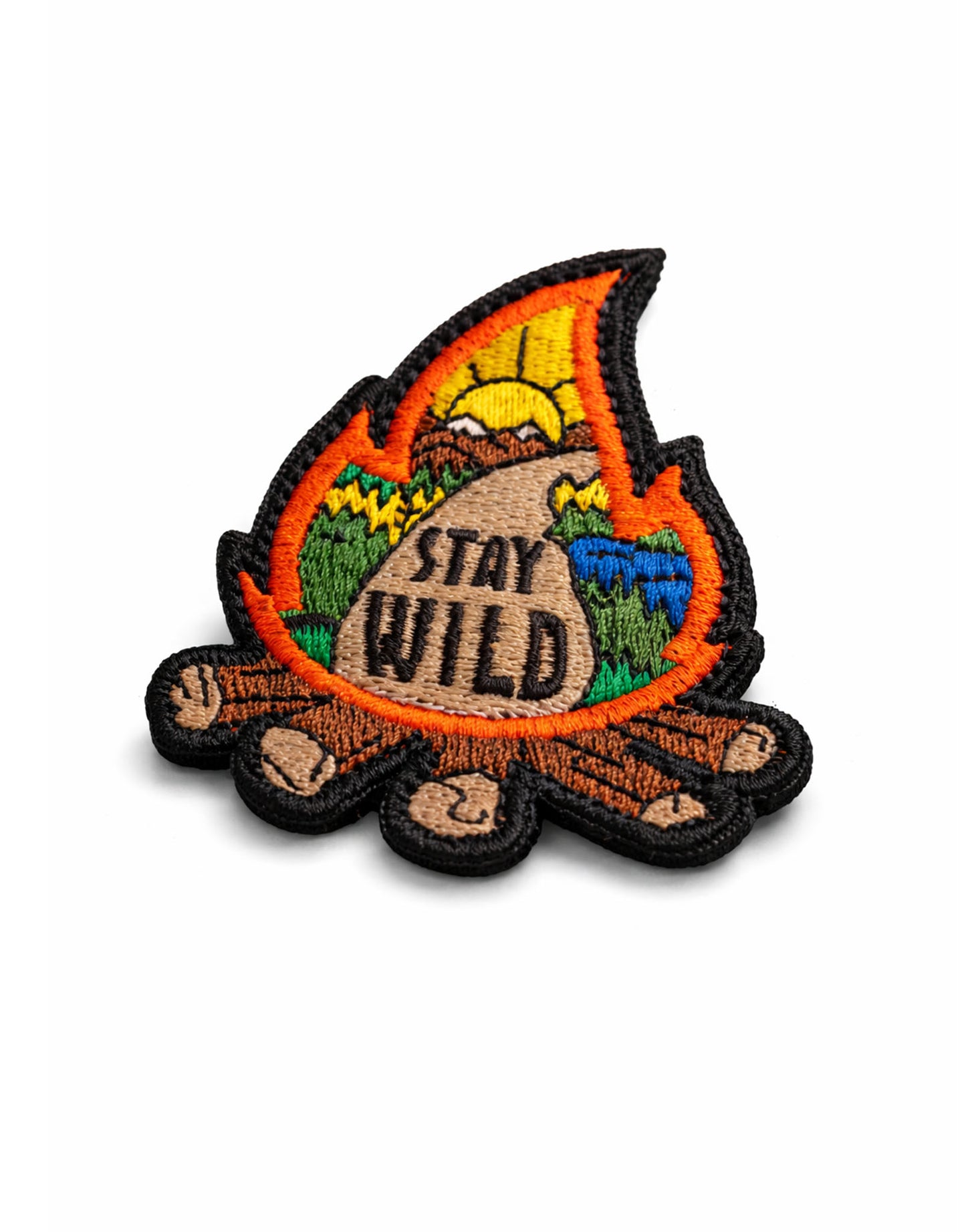 Stay Wild Campfire Patch mit Klettverschluss auf Tactical Rucksack – Outdoor Abenteuer Patch für Camping, Reisen und Bushcraft