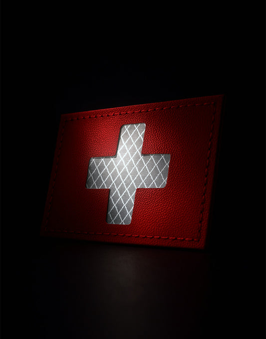 Reflektierender Schweizer Flaggen Patch mit weissem Kreuz auf rotem Stoff – leuchtet im Dunkeln bei Lichteinstrahlung, Aufnäher mit Klettverschluss