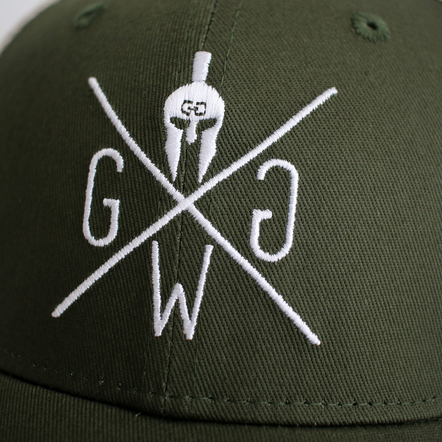 Olive Gym Generation Trucker Cap – Gym Cap mit weiß gesticktem Logo im Detail