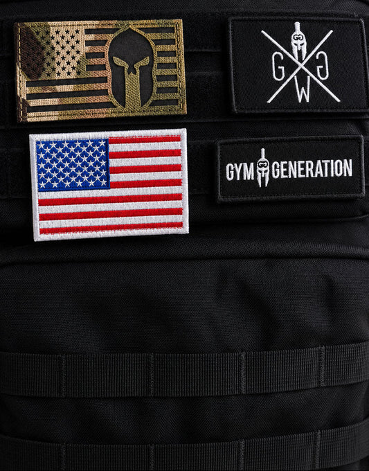 Taktische Patch-Kollektion auf schwarzem Rucksack – USA-Flagge, Spartan-Design, Gym Generation Logo und stilvolles Cross-Design, alle mit Klettverschluss für maximale Flexibilität.