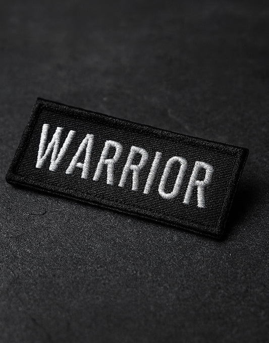 Warrior Patch in elegantem Schwarz-Weiß Look, hochwertig gestickte weiße Buchstaben auf schwarzem Untergrund, rechteckige Form, Gym Patch mit Klettverschluss perfekt für Fitness-Rucksäcke oder Tactical Backpacks, stylisches Statement-Accessoire für Sportler, Bodybuilder und Fitness-Lifestyle, symbolisiert Stärke, Entschlossenheit und Kampfgeist, langlebige Qualität und detailreiche Verarbeitung von Gym Generation.