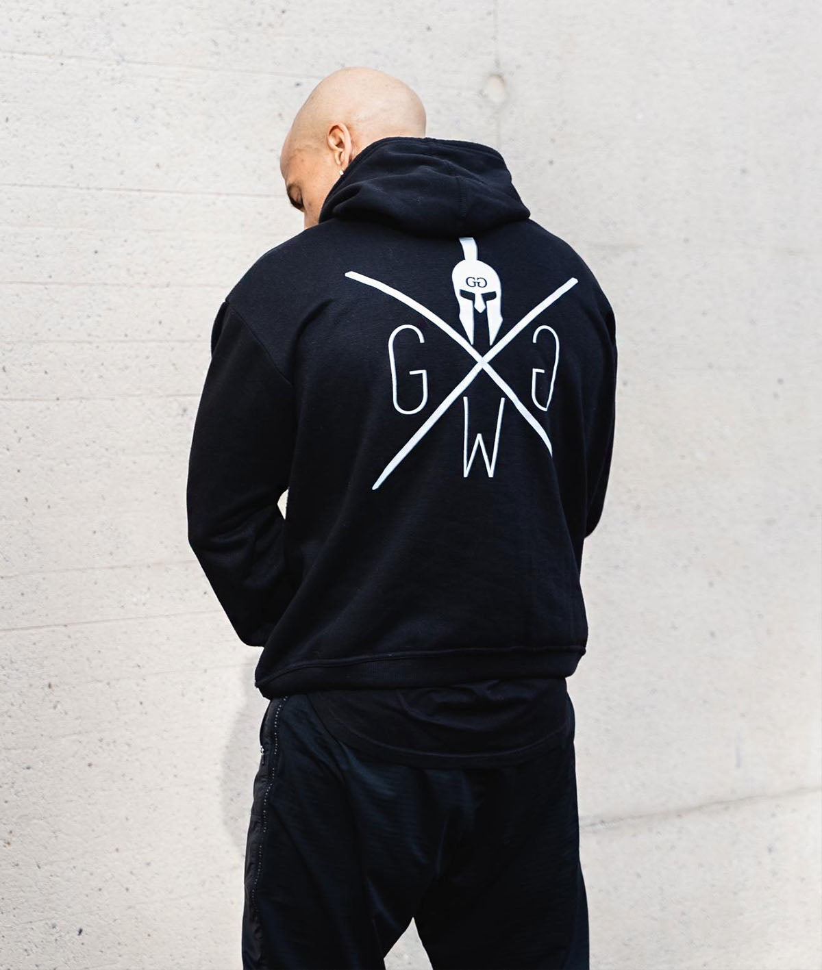 Gym Generation Hoodie schwarz Herren – Rückseite mit GGW Spartan Logo, funktionale Fitness Streetwear