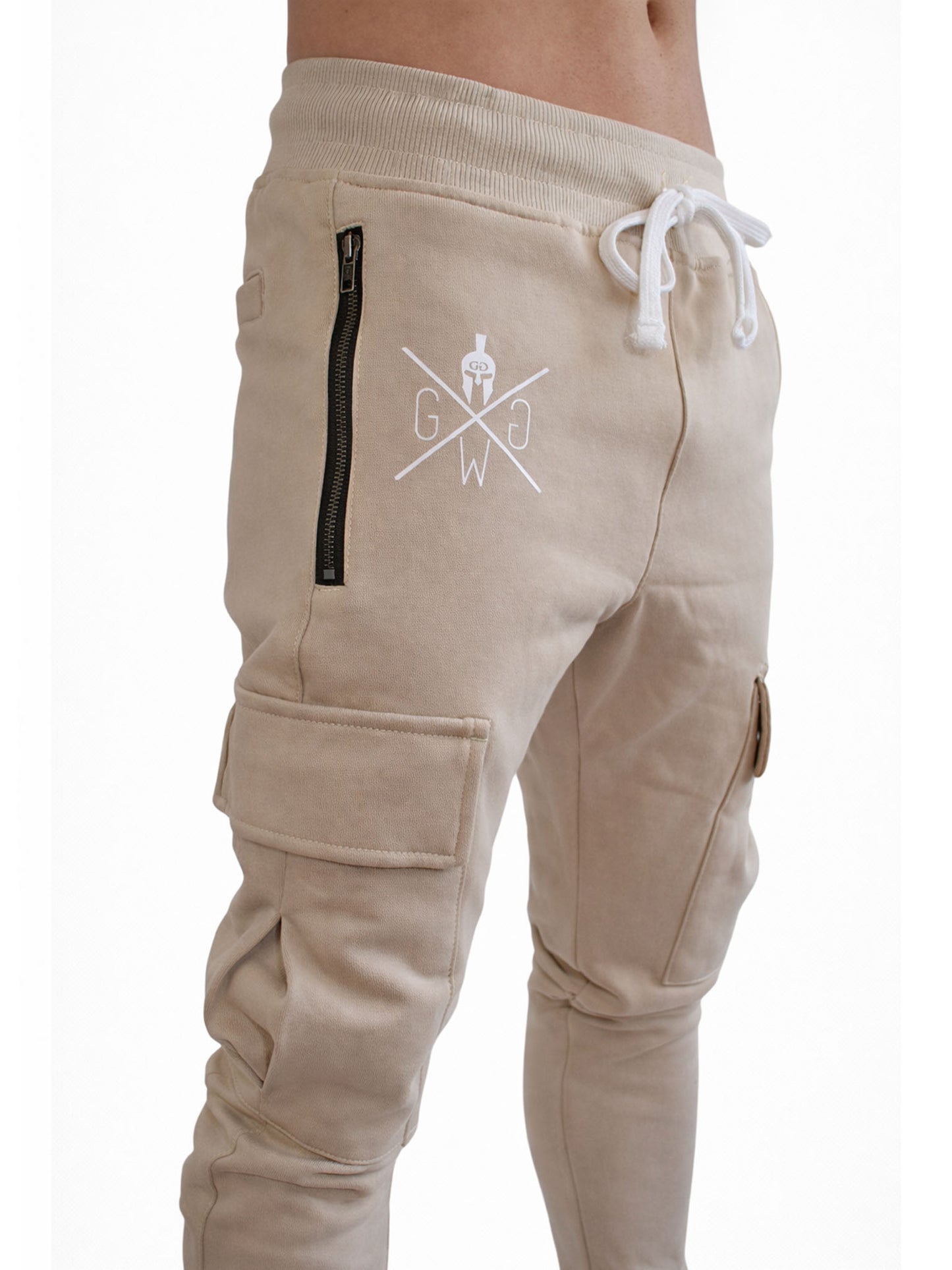 Beige Herren Cargo Trainerhose von Gym Generation mit bequemer Loose-fit-Passform und lässigen Beintaschen.