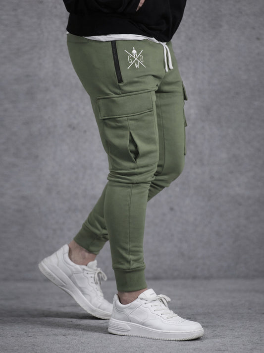 Olivefarbene Cargo-Trainingshose für Herren von Gym Generation – perfekt kombinierbar für Sport und Alltag, mit moderner Passform und robustem Design.