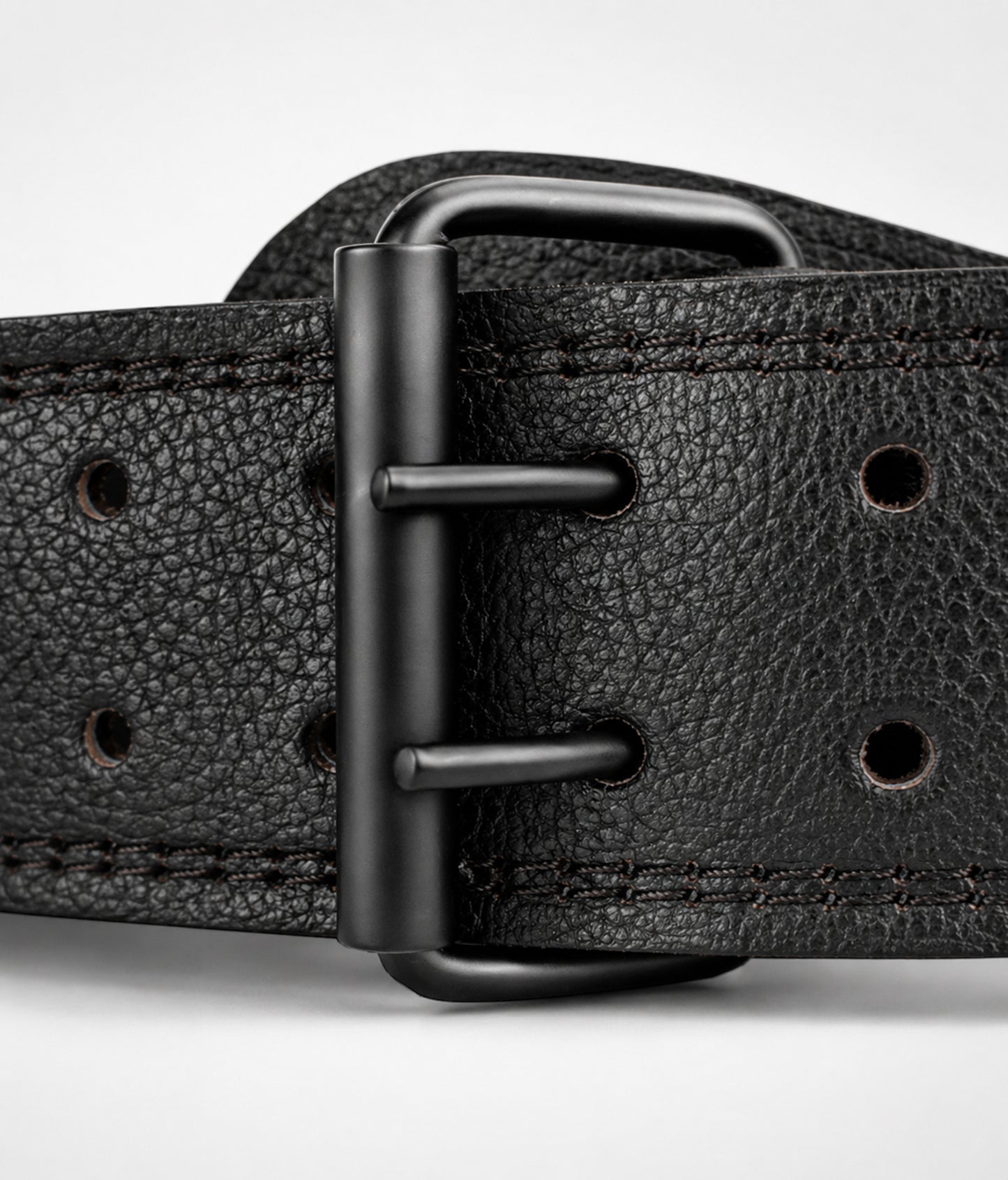 Schwarzer Leder Gewichthebergürtel – Ergonomischer Kraftsport Gürtel von Gym Generation, mit breiter, gepolsterter Konstruktion für optimale Druckverteilung.