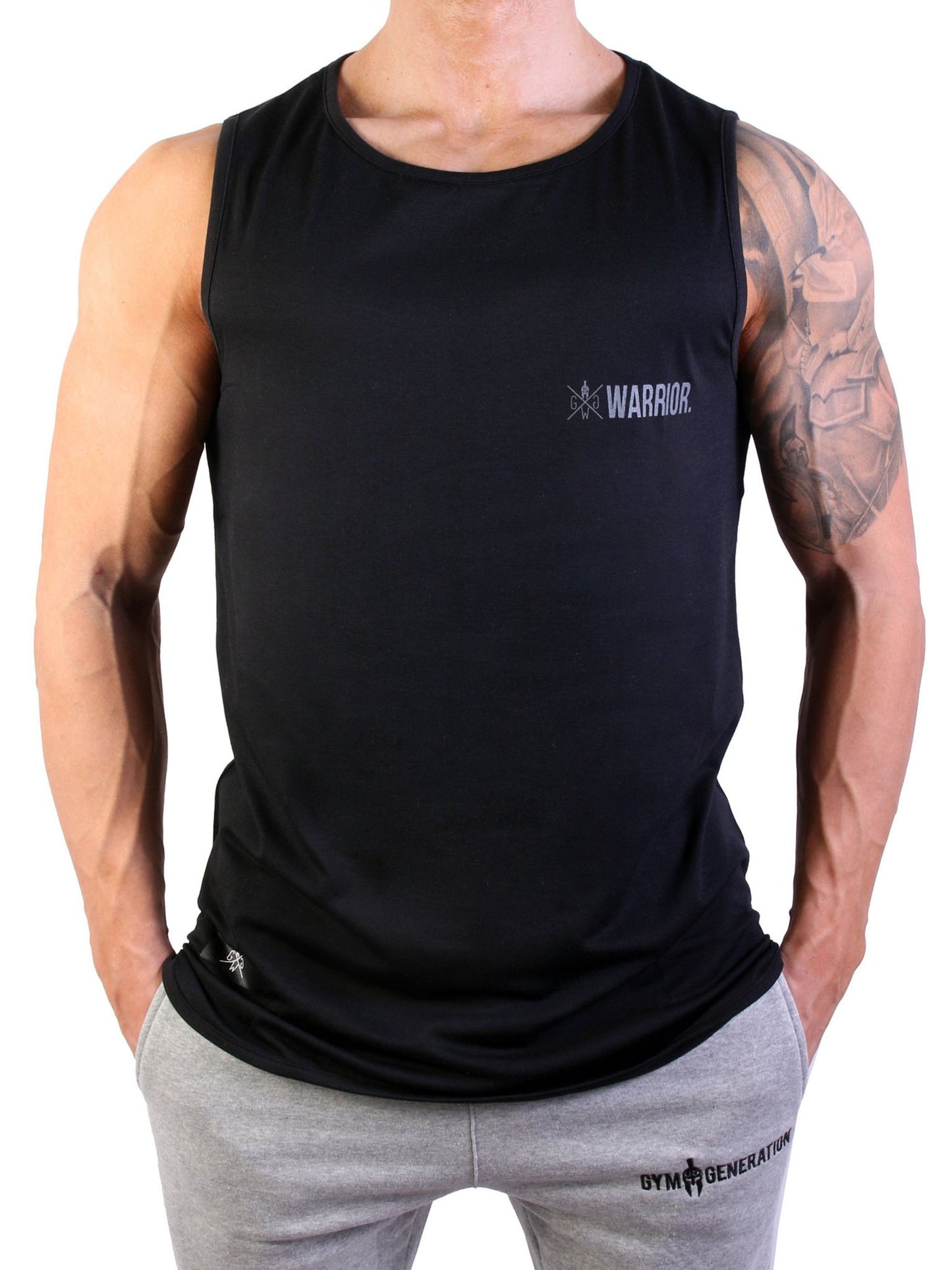 Vorderansicht des Gym Generation Fitness Tank Tops in Schwarz mit dezentem Warrior-Logo auf der Brust, ideal für Gym und Freizeit.