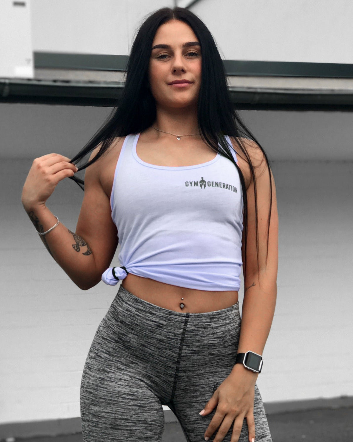 Hellblaues Sport Top für Damen aus Polyester und Elastan, kombiniert mit grauen Leggings, Gym Generation