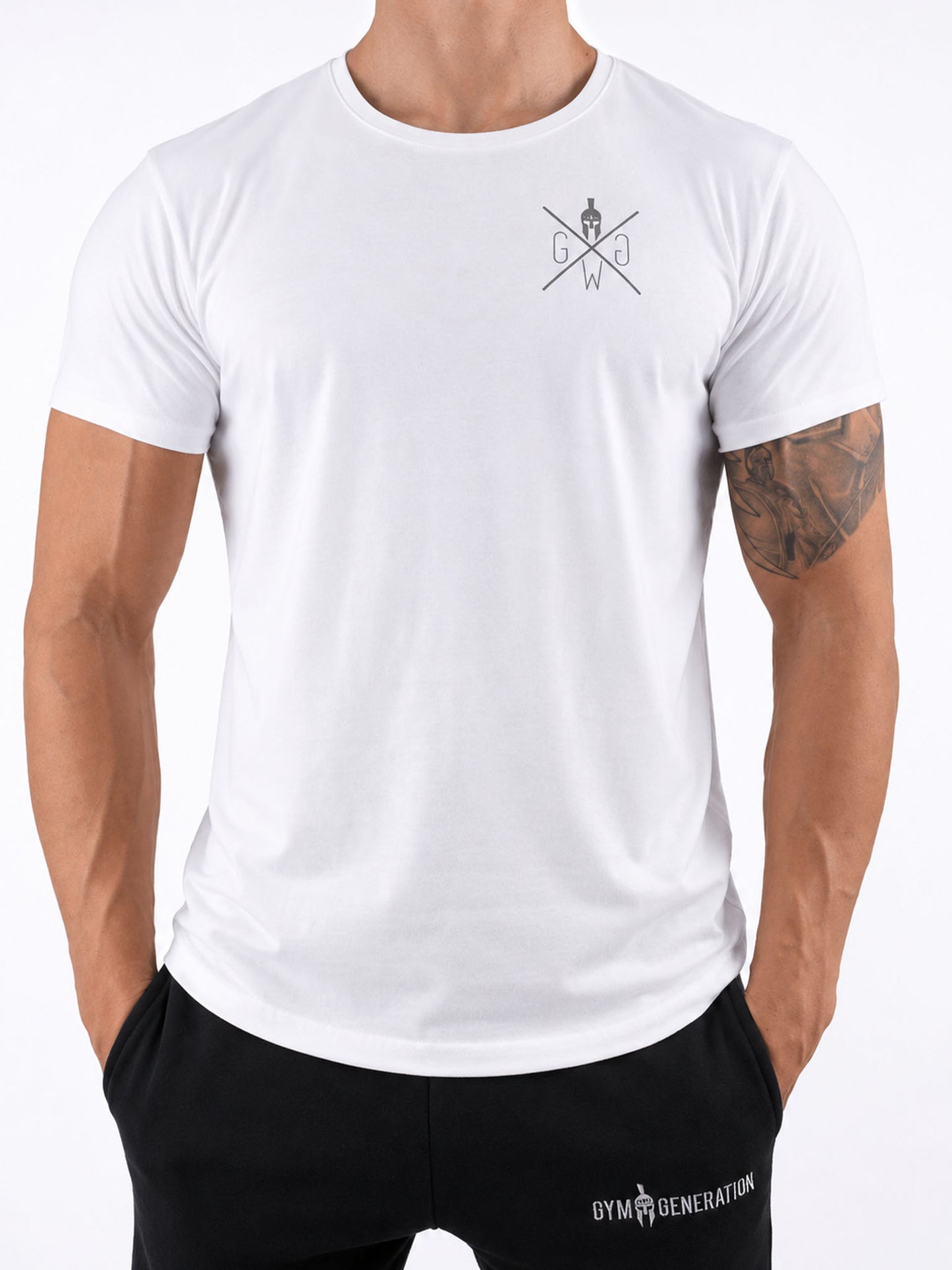 Gym Generation Gym T-Shirt in Weiss mit Gym Generation Logo auf der Brust, Frontansicht des Modells.