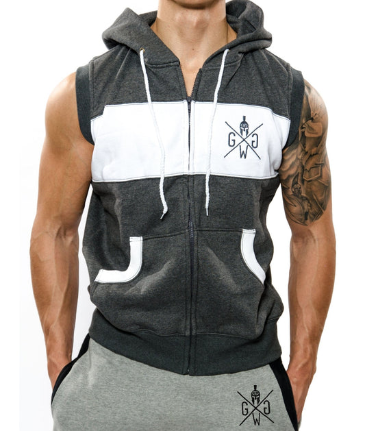 Vorderansicht eines ärmellosen Gym Generation Hoodies in Dunkelgrau mit weißem Streifen und gesticktem Gym Warriors Logo, kombiniert mit grauer Trainingshose.