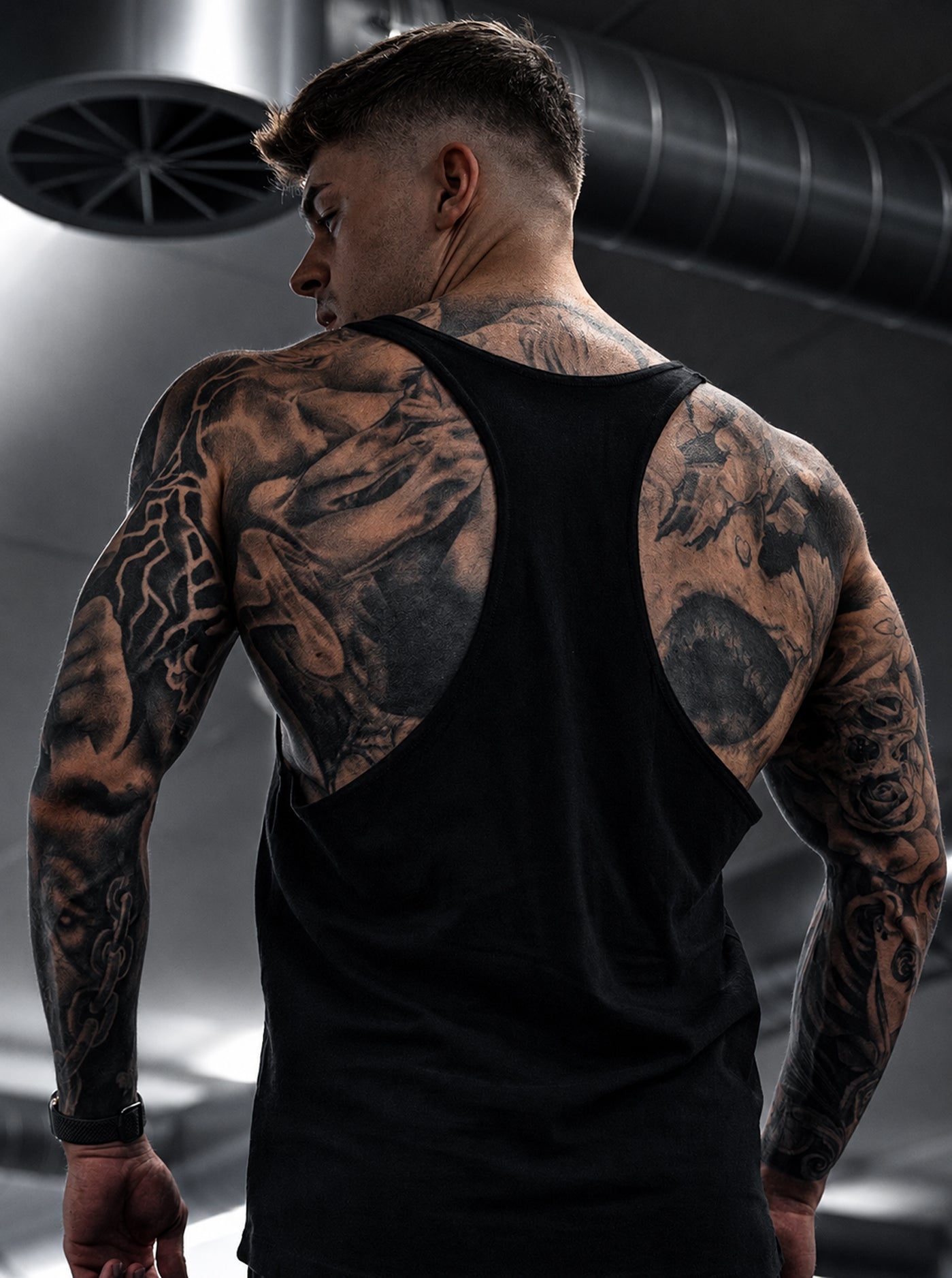 Spartan Stringer von Gym Generation – Klassisches Fitness Tank mit kraftvollem Logo, ideal für intensive Workouts und stilvolle Streetwear.