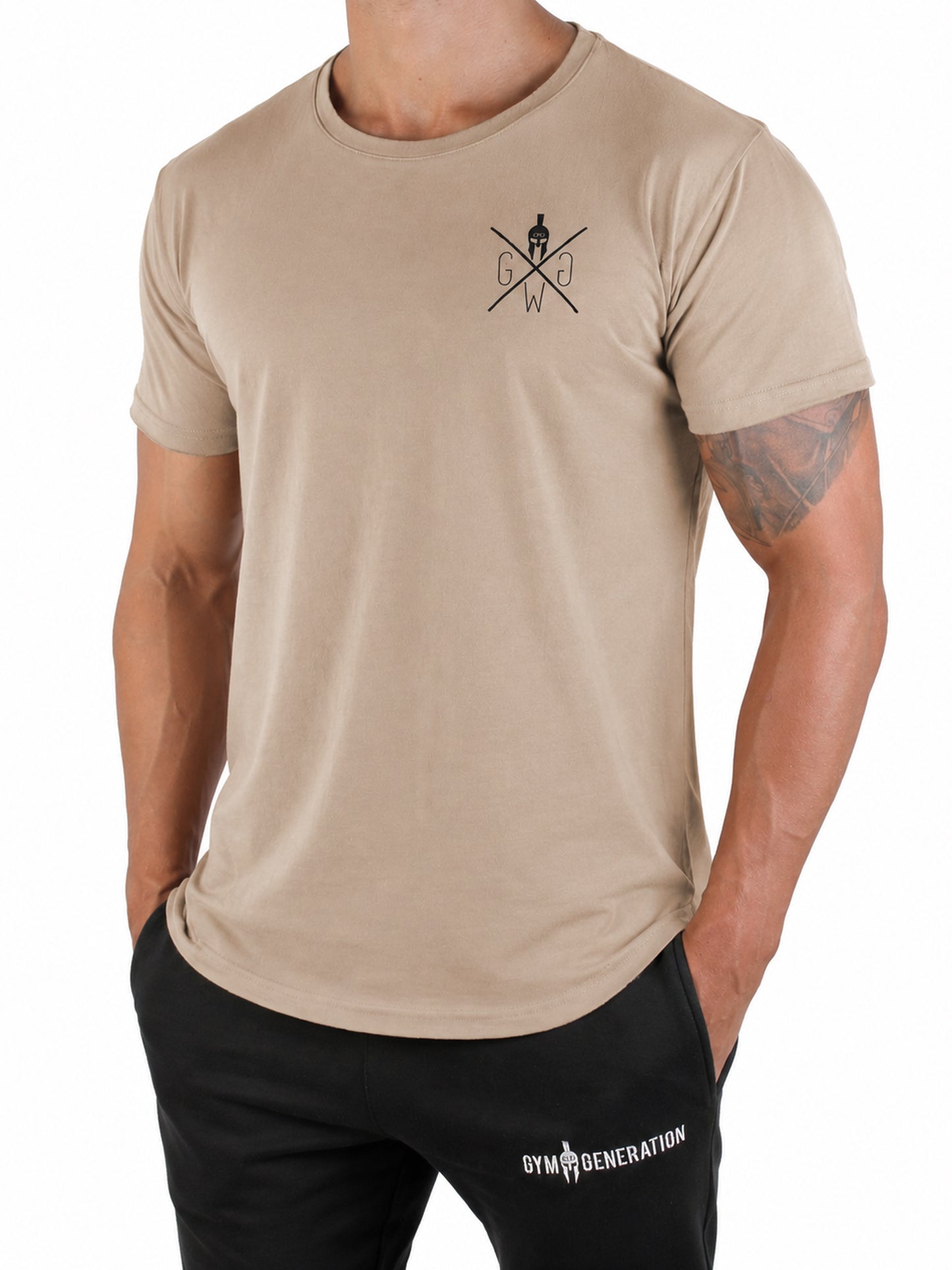 Beiges Valhalla Gym T-Shirt für Herren mit schwarzem Frontlogo, Athletic Fit und schwarzer Trainingshose
