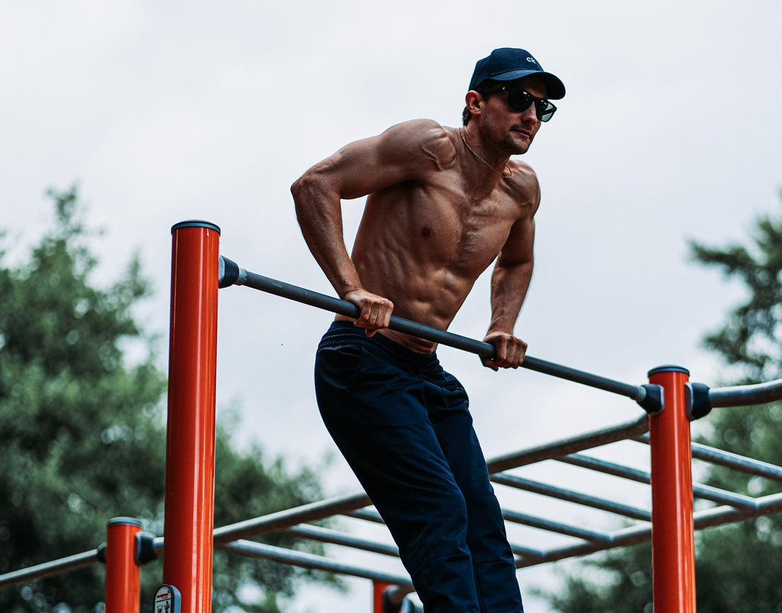 Calisthenics Training im Freien mit Eigengewicht – funktionelles Ganzkörper-Workout zur Verbesserung von Kraft, Beweglichkeit und Körperkontrolle.