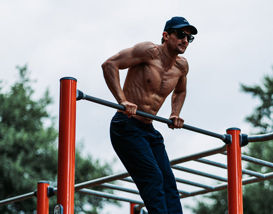 Calisthenics Training im Freien mit Eigengewicht – funktionelles Ganzkörper-Workout zur Verbesserung von Kraft, Beweglichkeit und Körperkontrolle.